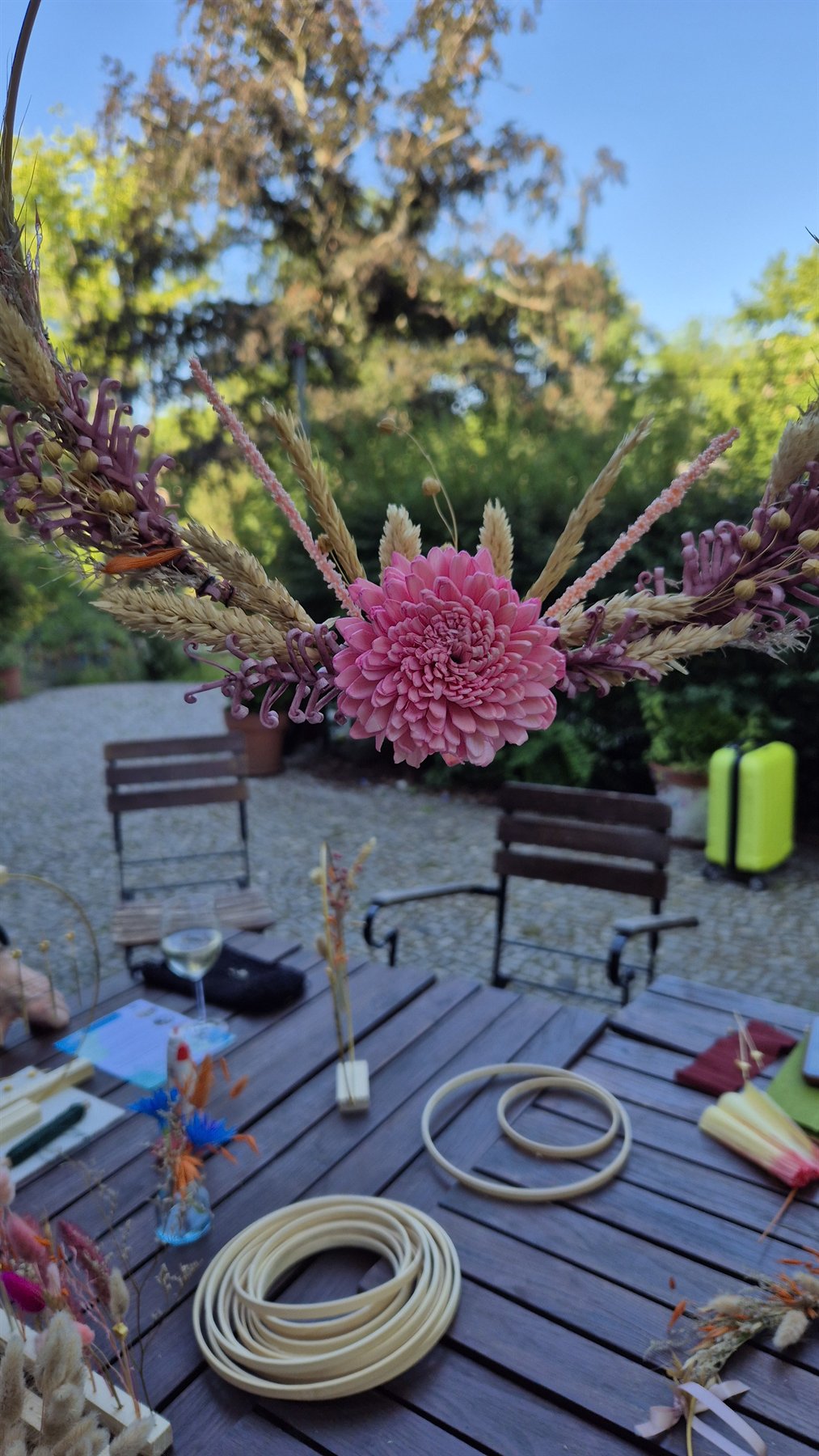 Filigraner Blumenring mit einer pinken Trockenblume
